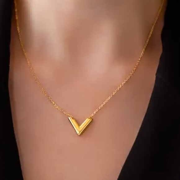 ⚜️[𝟯/$𝟮𝟴]⚜️NEW V Shape Charm Stainless Steel Necklace - Picture 5 of 9